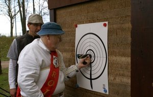 Michel met en place l'oiseau