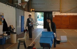 Déchargement du petit matériel - Gérard et Claude