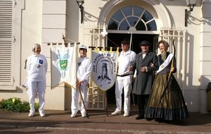 Pose devant la mairie
