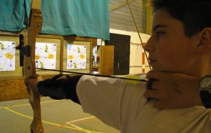 Jeune archer sur le pas de tir