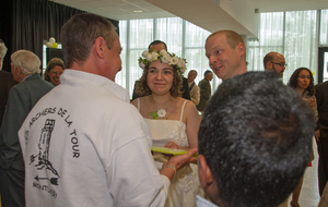 Remise du cadeau des archers aux mariés