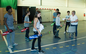 Remise du T-shirt de la compagnie.