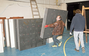Décharger tout le matériel dans la salle...